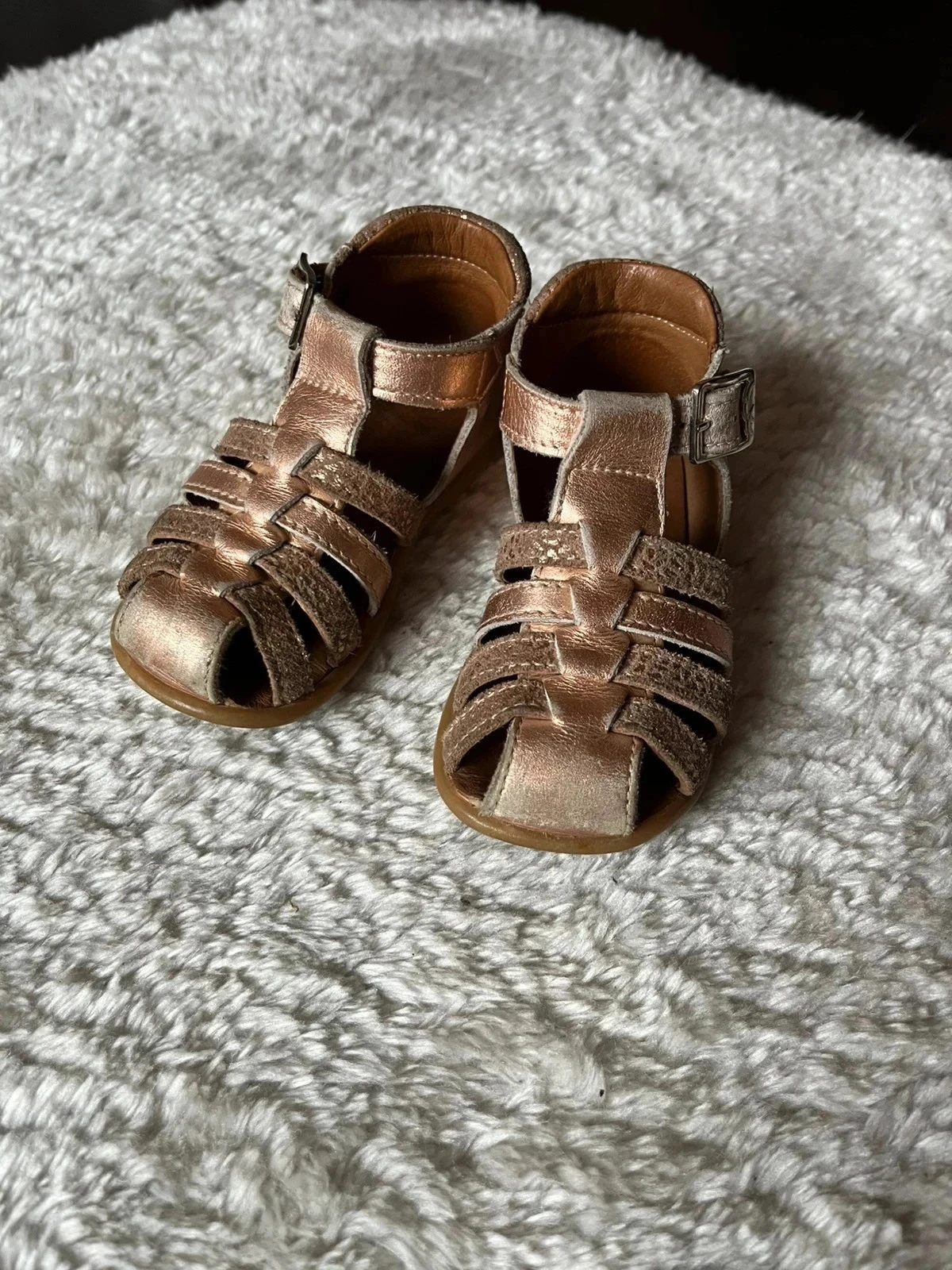 Sandales Cuir Irisé Rose Gold – Taille 23 (État Usé)